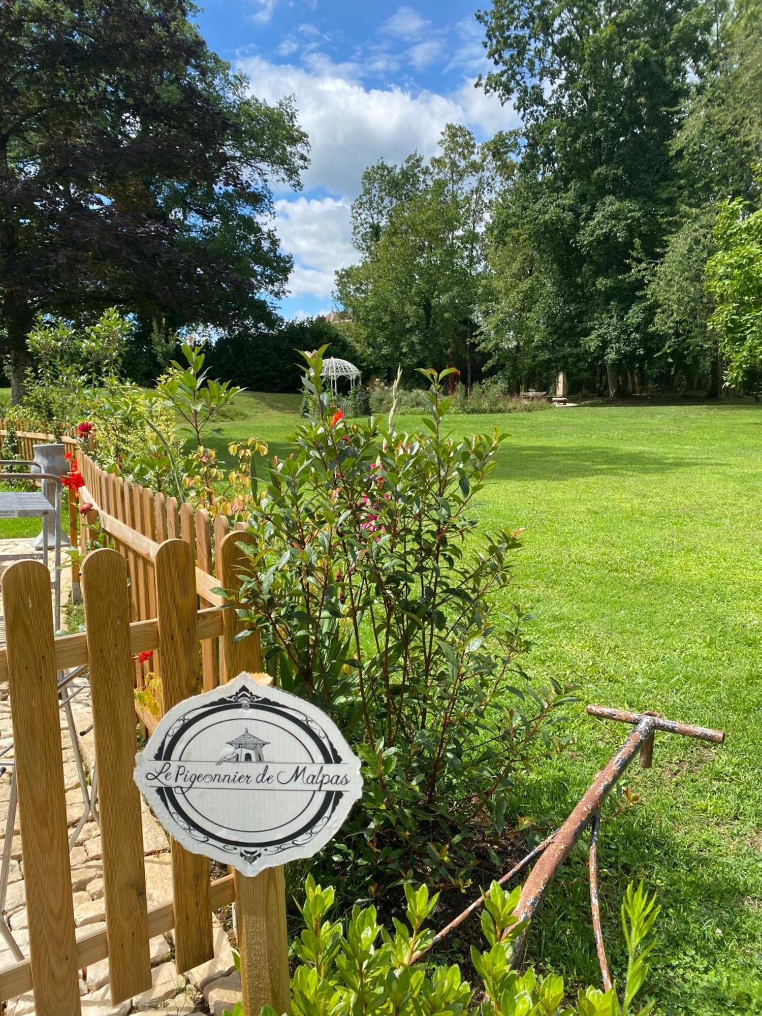 Le Colombier De Malpas Bed & Breakfast Quingey ภายนอก รูปภาพ
